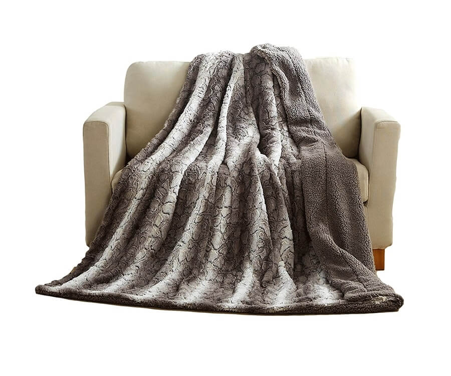 Snow Giraffe Faux Fur Blanket